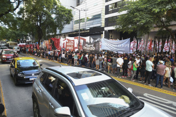 Buenos Aires, Argentina.- En las fotos tomadas el 15 de febrero del 2024, organizaciones sociales se concentraron frente a la sede de la Secretaría de Trabajo de la Nación, en reclamo de "un salario mínimo igual a la canasta básica" y la asistencia alimentaria para comedores y merenderos de todo el país, mientras se llevaba a cabo la reunión del Consejo del Salario Mínimo.