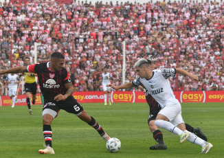 Córdoba, Argentina.- En las fotos tomadas el 18 de febrero del 2024, Instituto vs. Independiente, en la fecha 6 por la Copa de la Liga en el Monumental de Alta Córdoba. Independiente venció por 2-0 a Instituto. Fue Gabriel Neves quien inauguró el marcador al minuto 25 de la primera mitad. Más tarde, en el minuto 31 de la misma etapa, Lucas González aumentó la ventaja, asegurando la victoria de Independiente.