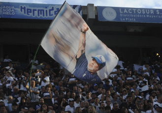 Buenos Aires, Argentina.- En la foto tomada el 25 de febrero de 2024, Gimnasia y Estudiantes iniciaron el clásico de La Plata con una intensidad muy notoria. El prematuro cruce que protagonizaron Pablo De Blasis y Zaid Romero fue una muestra de la carga emotiva que estaba instalada en el Bosque. Más allá de los roces habituales del derby que divide a la Ciudad de las Diagonales, en el Juan Carmelo Zerillo también hubo tiempo para enormes muestras de talento.