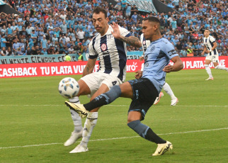 Córdoba, Argentina.- En la fotografía tomada el 24 de febrero de 2024 en Córdoba, Argentina, muestra momentos del partido disputado entre Talleres y Belgrano de Córdoba, en el estadio Julio César Villagra. En la séptima fecha, donde se juegan todos los clásicos, los equipos cordobeses empataron 2 a 2. Los goles de Talleres los convirtieron Sosa (31') y Martínez (48'). Los tantos de Belgrano los marcaron Reyna (1') y Meriano (37').