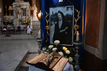 Buenos Aires, Argentina.- En las fotos tomadas el 11 de febrero del 2024, cientos de fieles participaron de una misa en la basílica de Nuestra Señora de la Piedad, ubicada en el barrio porteño de San Nicolás, en la que realizaron veneración de reliquias y una procesión con la imagen de María Antonia de San José de Paz y Figueroa, conocida como Mama Antula, quien fue convertida este domingo en la primera santa argentina.