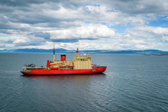 Ushuaia, Argentina.- En las fotos tomadas el 31 de enero del 2024, el rompehielos ARA Almirante Irízar, fondeó frente a la ciudad fueguina de Ushuaia y concluyó la primera etapa de la Campaña Antártica de Verano (CAV) de reabastecimiento y recambio de personal de las bases argentinas que comenzó el 28 de diciembre. Así, este mismo miércoles, comenzó su preparación para la segunda etapa, dijo el comandante del buque, capitán de navío Carlos Recio.