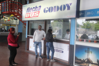 Formosa, Argentina.- En las fotos tomadas el 15 de febrero del 2024, muestra una terminal de transporte en Formosa, Argentina. Un grupo de intendentes de 11 provincias se reunieron para reclamar a diputados y senadores medidas frente a la decisión del Gobierno de Javier Milei de eliminar el Fondo Compensador del Interior que financiaba los subsidios del transporte en el interior.