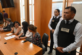 Rosario, Argentina.- En las fotos tomadas el 9 de febrero del 2024, los cuatro acusados por el crimen del ex concejal de Rosario y pastor evangélico Eduardo Trasante, ocurrido el 14 de julio de 2020 en su casa de la zona oeste de la ciudad, fueron condenados a prisión perpetua este viernes. Se trata del jefe narco, Julio Rodríguez Granthon –que está alojado en el penal federal de Marcos Paz–, Alejo “Patón” Leiva, Facundo Sebastián López y Brian Nahuel “Buba” Álvarez.