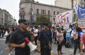 Buenos Aires, Argentina.- En las fotos tomadas el 6 de febrero del 2024, muestra el fuerte operativo de seguridad frente al Congreso mientras la Cámara de Diputados retomaba la sesión especial de la denominada Ley Ómnibus. Las reformas del presidente de Argentina, Javier Milei, dieron marcha atrás, por falta de apoyo de sus aliados en la Cámara de Diputados, que volverá a tratarlas desde cero en una comisión.