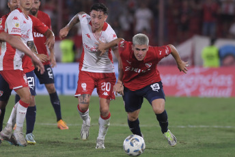 Buenos Aires, Argentina.- En las fotos tomadas el 8 de febrero del 2024, durante el partido entre Huracán e Independiente en el estadio Tomás Adolfo Ducó, por la cuarta jornada de la Copa de la Liga Profesional. Independiente igualó 0-0 con Huracán. Independiente perdió dos puntos y es tercero en la Zona A. Mientras que Huracán volvió a sumar luego de dos derrotas.