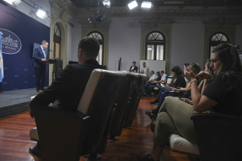 Buenos Aires, Argentina.- En las fotos tomadas el 19 de febrero del 2024, el vocero presidencial, Manuel Adorni, confirmó que el Gobierno reglamentará el decreto que establece la libertad de elección de obras sociales desde el comienzo de una relación laboral. Acerca del reclamo de organizaciones sociales por la falta de alimentos en comedores, el portavoz aseguró que "se sigue asistiendo a todos los que se asistía antes" pero "sin intermediarios".