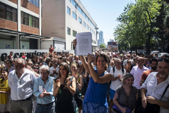 Buenos Aires, Argentina.- En las fotos tomadas el 1 de febrero del 2024, la Red de Autoridades de Institutos de Ciencia y Tecnología (Raicyt) entregó al directorio del Conicet un petitorio firmado por 12.000 integrantes del sistema científico reclamando la efectivización de los concursos de becas y la reincorporación del personal cesanteado en defensa del "sistema científico tecnológico nacional".