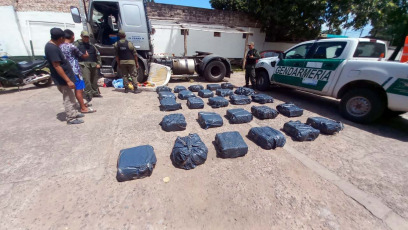 Jujuy, Argentina.- En las fotos tomadas el 1 de febrero del 2024, muestra los más de 600 kilos de cocaína que fueron incautados en un camión en Jujuy, Argentina, que circulaba por la ruta nacional 34. Los dos ocupantes del vehículo fueron detenidos, despues de que intentaran huir y fueran perseguidos por efectivos de Gendarmería Nacional (GNA), informaron fuentes de esa fuerza.