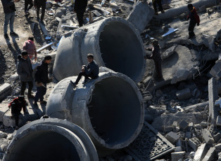 Franja de Gaza, Palestina.- En la fotografía tomada el 24 de febrero de 2024 se muestra un edificio destruído en un ataque aéreo israelí en la ciudad de Rafah, en el sur de la Franja de Gaza. Al menos ocho palestinos, entre ellos un niño, murieron en un ataque aéreo israelí dirigido a una casa en la ciudad de Rafah, confirmaron el sábado fuentes médicas palestinas.