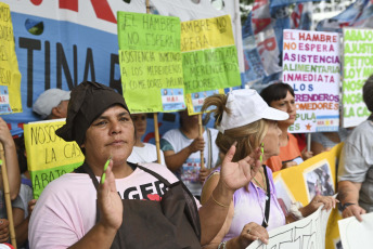 Buenos Aires, Argentina.- En las fotos tomadas el 7 de febrero del 2024, cocineras y coordinadoras de comedores comunitarios pertenecientes a diversas organizaciones sociales iniciaron una nueva "jornada nacional de protesta" denominada "Cocineras contra el hambre" en distintos puntos del país, en reclamo de asistencia alimentaria para comedores y merenderos comunitarios.