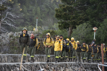 Patagonia, Argentina.- En las fotos tomadas el 15 de febrero del 2024, cuerpos de bomberos combaten los incendios forestales en el Parque Nacional Nahuel Huapi, a 30 kilómetros de Bariloche. Tras más de una semana de iniciado el incendio, ya fueron afectadas unas 600 hectáreas de bosque nativo en la costa sur del Brazo Tristeza del Lago Nahuel Huapi, de acuerdo a información oficial.