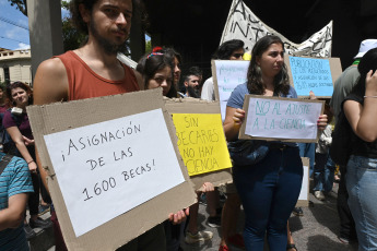 Buenos Aires, Argentina.- En las fotos tomadas el 14 de febrero del 2024, centenares de científicos, investigadores y becarios se congregaron en la explanada del Polo Cientifico para reclamar la continuidad de 1.600 becas del Conicet y aseguraron que "harán ruido" hasta que el directorio de dicho organismo los reciba y les dé una respuesta.