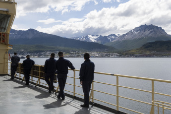 Ushuaia, Argentina.- En las fotos tomadas el 31 de enero del 2024, el rompehielos ARA Almirante Irízar, fondeó frente a la ciudad fueguina de Ushuaia y concluyó la primera etapa de la Campaña Antártica de Verano (CAV) de reabastecimiento y recambio de personal de las bases argentinas que comenzó el 28 de diciembre. Así, este mismo miércoles, comenzó su preparación para la segunda etapa, dijo el comandante del buque, capitán de navío Carlos Recio.