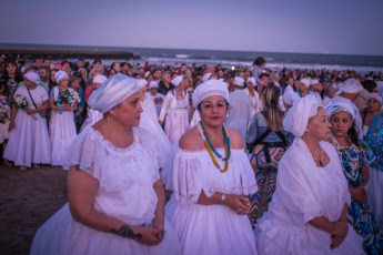 Mar del Plata, Argentina.- In the photos taken on February 4, 2024, a crowd participates in the cultural and religious religious festival on the Mar del Plata coast to honor Mother Iemanjá and celebrate the 40 years of its celebration in this city, in addition to the 25 consecutive ones at Playa Popular II. Like every first Sunday in February and with an attendance estimated at more than 15 thousand people, Mar del Plata was the scene of the celebration that honors the Africanist orixá and honors culture and Diversity.