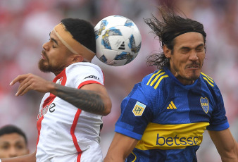 Buenos Aires, Argentina.- En la foto tomada el 25 de febrero de 2024, River y Boca empataron 1 a 1 en el estadio Más Monumental este domingo por la fecha 7 de la Copa de la Liga. Los goles llegaron en el segundo tiempo, en los pies de Solari y Medina. Final caliente en Núñez. Con este resultado, el equipo de Demichelis quedó puntero en la Zona A con 13 puntos, igualando la línea de Independiente. Los de Diego Martínez llegaron a las 10 unidades y se ubican séptimos en la Zona B.