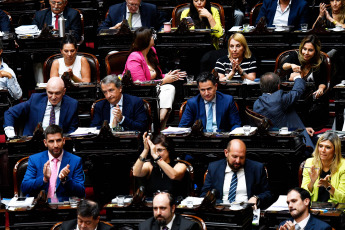 Buenos Aires, Argentina.- En las fotos tomadas el 6 de febrero del 2024, Diputados convalidan el artículo que establece la emergencia económica. Las reformas del presidente de Argentina, Javier Milei, dieron marcha atrás, por falta de apoyo de sus aliados en la Cámara de Diputados, que volverá a tratarlas desde cero en una comisión. La llamada Ley Ómnibus, que había sido votada en general el 2 de febrero de 2024, estaba en plena votación artículo por artículo cuando el diputado oficialista Oscar Zago pidió devolver el proyecto a la comisión, por haber votado cosas diferentes a las que se habían negociado previamente.