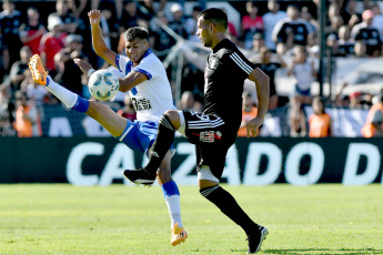 Buenos Aires, Argentina.- En las fotos tomadas el 15 de febrero del 2024, durante el partido entre Deportivo Riestra y Vélez Sarsfield, en la continuidad de la quinta fecha de la zona A de la Copa de la Liga Profesional en el Estadio Guillermo Laza. Vélez triunfó ante Riestra 2-1. El Fortín consiguió su segundo triunfo consecutivo en el torneo, mientras que el Malevo sigue sin ganar y se encuentra en el último puesto de su zona con un punto.