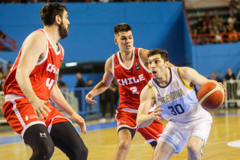 Mar del Plata, Argentina.- En las fotos tomadas el 22 de febrero del 2024, el seleccionado argentino de básquetbol jugó contra Chile, en el Grupo A, en la Eliminatoria de la Americup 2025 de Nicaragua. Argentina superó a Chile 90 a 78 por la primera ventana clasificatoria de cara a la AmeriCup 2025. Nicolás Brussino fue el goleador del equipo con 19 puntos.