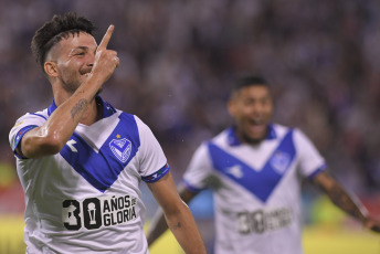 Buenos Aires, Argentina.- En las fotos tomadas el 26 de febrero del 2024, durante el partido entre Vélez Sarsfield y Tigre en un partido correspondiente a la fecha 7 de la Copa de la Liga en el estadio José Amalfitani. Vélez Sarsfield igualó 2-2 a Tigre. Vélez es octavo en la Zona A del torneo, mientras que Tigre es último en el Grupo B y aún no ganó en el certamen.