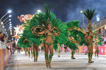 Gualeguaychú, Argentina.- En las fotos tomadas el 1 de febrero del 2024, muestra la nueva edición del carnaval de Gualeguaychú, que comenzó el 6 de enero y se extiende hasta el 24 de febrero. Cuatro comparsas recorrieron los 500 metros de pasarela al aire libre desplegados a lo largo de la antigua estación de tren, convertida ahora en el corsódromo Jose Luis Gestro, y se disputan el premio a la mejor del año.