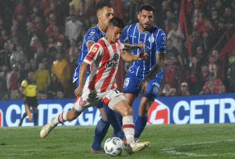 Córdoba, Argentina.- En la foto tomada el 25 de febrero de 2024, con goles de Altamira y Guillén, Godoy Cruz superó 2-0 a la Gloria y sacó más ventaja en la cima de la Zona B.