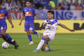 Buenos Aires, Argentina.- En las fotos tomadas el 26 de febrero del 2024, durante el partido entre Vélez Sarsfield y Tigre en un partido correspondiente a la fecha 7 de la Copa de la Liga en el estadio José Amalfitani. Vélez Sarsfield igualó 2-2 a Tigre. Vélez es octavo en la Zona A del torneo, mientras que Tigre es último en el Grupo B y aún no ganó en el certamen.