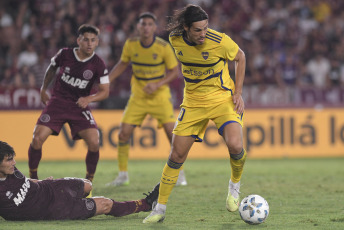 Buenos Aires, Argentina.- En las fotos tomadas el 18 de febrero del 2024, durante el partido Boca vs. Lanús, por el Grupo B de la Copa de la Liga en La Fortaleza. Lanús derrotó 2-1 a Boca Juniors y le arrebató el invicto de cara al Superclásico del próximo domingo en el Monumental. Con la derrota, Boca quedó séptimo en la Zona B y se las verá con River en el Monumental, en la fecha de clásicos de la Copa de la Liga.