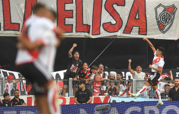 Buenos Aires, Argentina.- En la foto tomada el 25 de febrero de 2024, River y Boca empataron 1 a 1 en el estadio Más Monumental este domingo por la fecha 7 de la Copa de la Liga. Los goles llegaron en el segundo tiempo, en los pies de Solari y Medina. Final caliente en Núñez. Con este resultado, el equipo de Demichelis quedó puntero en la Zona A con 13 puntos, igualando la línea de Independiente. Los de Diego Martínez llegaron a las 10 unidades y se ubican séptimos en la Zona B.