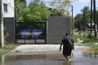 Buenos Aires, Argentina.- En las fotos tomadas el 13 de febrero del 2024, muestra calles inundadas tras la crecida el Río de la Plata. El Servicio de Hidrografía Naval (SHN) actualizó el alerta por crecida del Río de la Plata en la Ciudad de Buenos Aires y las zonas costeras del norte y del sur del conurbano bonaerense, donde se registrarán alturas superiores a los 2.30 metros, a la vez que permanece vigente otro alerta para la costa atlántica, entre Mar del Plata y San Clemente del Tuyú.