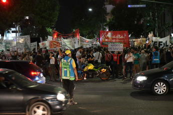 Buenos Aires, Argentina.- En las fotos tomadas el 21 de febrero del 2024, el Centro de Estudiantes de la Facultad de Filosofía y Letras de la Universidad de Buenos Aires (UBA), realizó un "cacerolazo" para reclamar por "presupuesto universitario, boleto educativo y salario digno para docentes y no docentes".