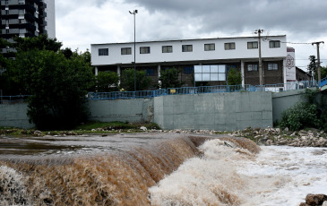 Córdoba, Argentina.- En las fotos tomadas el 23 de febrero del 2024, muestra los daños tras el temporal de lluvia, viento y granizo en Córdoba. Con precipitaciones que oscilaron entre los 70 y 130 milímetros, se ocasionaron anegamientos en las calles y también la interrupción de servicios por caída de postes de electricidad, según datos suministrados por fuentes de Bomberos y Defensa Civil.