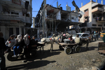 Franja de Gaza, Palestina.- En la fotografía tomada el 24 de febrero de 2024 se muestra un edificio destruído en un ataque aéreo israelí en la ciudad de Rafah, en el sur de la Franja de Gaza. Al menos ocho palestinos, entre ellos un niño, murieron en un ataque aéreo israelí dirigido a una casa en la ciudad de Rafah, confirmaron el sábado fuentes médicas palestinas.