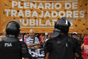 Buenos Aires, Argentina.- En las fotos tomadas el 6 de febrero del 2024, muestra el fuerte operativo de seguridad frente al Congreso mientras la Cámara de Diputados retomaba la sesión especial de la denominada Ley Ómnibus. Las reformas del presidente de Argentina, Javier Milei, dieron marcha atrás, por falta de apoyo de sus aliados en la Cámara de Diputados, que volverá a tratarlas desde cero en una comisión.