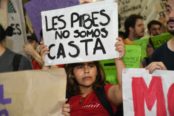 Buenos Aires, Argentina.- En las fotos tomadas el 21 de febrero del 2024, el Centro de Estudiantes de la Facultad de Filosofía y Letras de la Universidad de Buenos Aires (UBA), realizó un "cacerolazo" para reclamar por "presupuesto universitario, boleto educativo y salario digno para docentes y no docentes".