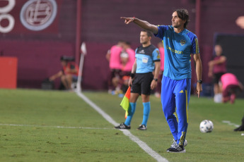 Buenos Aires, Argentina.- En las fotos tomadas el 18 de febrero del 2024, durante el partido Boca vs. Lanús, por el Grupo B de la Copa de la Liga en La Fortaleza. Lanús derrotó 2-1 a Boca Juniors y le arrebató el invicto de cara al Superclásico del próximo domingo en el Monumental. Con la derrota, Boca quedó séptimo en la Zona B y se las verá con River en el Monumental, en la fecha de clásicos de la Copa de la Liga.