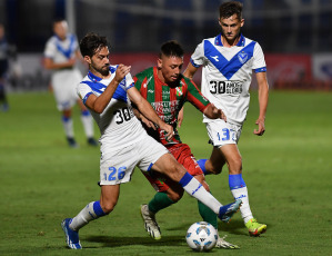 Buenos Aires, Argentina.- En las fotos tomadas el 21 de febrero del 2024, durante el partido entre Vélez y Sportivo Las Parejas por los 32avos de la Copa Argentina, en el estadio de Platense. Vélez le ganó 2 a 1 a Sportivo Las Parejas de Santa Fe. Abiel Osorio y Claudio Aquino, anotaron los goles del equipo de Liniers.