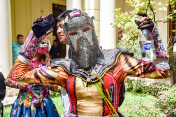 Jujuy, Argentina.- En las fotos tomadas el 8 de febrero del 2024, cientos de grupos de mujeres en toda la provincia de Jujuy encabezaban el esperado "Jueves de Comadres", tradicional festejo en el que renuevan los compromisos afectivos que las unen y que eleva al máximo los pálpitos por la llegada, este sábado, del desentierro del diablo carnavalero de la alegría.