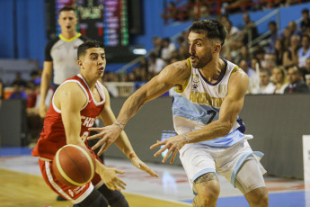 Mar del Plata, Argentina.- En las fotos tomadas el 22 de febrero del 2024, el seleccionado argentino de básquetbol jugó contra Chile, en el Grupo A, en la Eliminatoria de la Americup 2025 de Nicaragua. Argentina superó a Chile 90 a 78 por la primera ventana clasificatoria de cara a la AmeriCup 2025. Nicolás Brussino fue el goleador del equipo con 19 puntos.