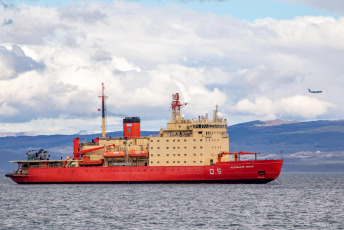 Ushuaia, Argentina.- En las fotos tomadas el 31 de enero del 2024, el rompehielos ARA Almirante Irízar, fondeó frente a la ciudad fueguina de Ushuaia y concluyó la primera etapa de la Campaña Antártica de Verano (CAV) de reabastecimiento y recambio de personal de las bases argentinas que comenzó el 28 de diciembre. Así, este mismo miércoles, comenzó su preparación para la segunda etapa, dijo el comandante del buque, capitán de navío Carlos Recio.