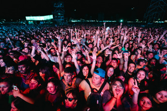 Neuquén, Argentina.- En las fotos tomadas el 12 de febrero del 2024, cerca de 300 mil espectadores asisten a la undécima edición de la Fiesta Nacional de la Confluencia, en Neuquén, con artistas como el rapero Dillom y la banda de cumbia La Delio Valdez.