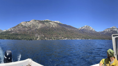 Patagonia, Argentina.- En las fotos tomadas el 16 de febrero del 2024, continúa el operativo contra el incendio en el lago Nahuel Huapi. Sobre la superficie afectada, el equipo técnico del Parque Nacional Nahuel Huapi, precisó que el incendio avanzó sobre el perímetro, afectando ya a 629 hectáreas.