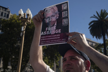 Buenos Aires, Argentina.- En las fotos tomadas el 20 de febrero del 2024, en la Plaza de Mayo se realizó un festival en apoyo de Julian Assange, quien presentó este martes, en el Tribunal Superior de Londres, el que podría ser su último recurso judicial en el Reino Unido contra su extradición a Estados Unidos, que le acusa de 18 delitos de espionaje y piratería informática por revelaciones de su portal WikiLeaks.