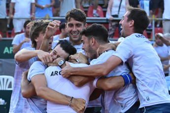 Rosario, Argentina.- En las fotos tomadas el 4 de febrero del 2024, el tenista Sebastián Báez venció a Dmitry Popko en una definición por el quinto punto de la serie ante Kazajistán, que se desarrolló en el Jockey Club de Rosario, y el equipo argentino de Copa Davis logró su clasificación a la Fase de Grupos de las Finales del certamen más importante por equipos.