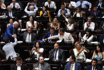 Buenos Aires, Argentina.- En las fotos tomadas el 2 de febrero del 2024, la Cámara de Diputados continuaba por tercer día consecutivo con el tratamiento del proyecto de ley "Bases". Con 144 votos a favor y 109 en contra, la polémica Ley Ómnibus, un amplio paquete de reformas que perdió más de la mitad de sus artículos, recibió una aprobación “en general” en la Cámara de Diputados, que volverá a sesionar el martes.