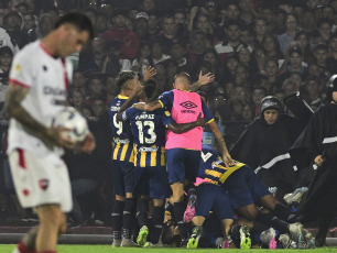 Rosario, Argentina.- En la foto tomada el 25 de febrero de 2024, Rosario Central se hizo fuerte en el Estadio Marcelo Bielsa y logró derrotar 1-0 a Newell's con gol de Ignacio Malcorra para quedarse con el Clásico de Rosario en el marco de la séptima fecha de la Copa de la Liga Profesional 2024.