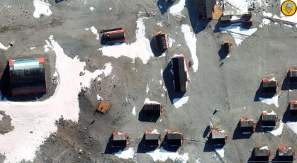 Antártida.- En las fotos tomadas el 7 de febrero del 2024, un equipo de técnicos del Instituto Geográfico Nacional viajó este verano a la Antártida equipado con un vehículo aéreo no tripulado (dron) capaz de realizar relevamientos aerofotogramétricos para comenzar un proyecto de actualización cartográfica de las bases argentinas en el continente blanco, lo que permitirá profundizar el conocimiento científico de esos territorios y consolidar la presencia soberana en ese territorio.