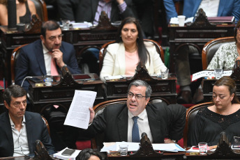 Buenos Aires, Argentina.- En las fotos tomadas el 2 de febrero del 2024, la Cámara de Diputados continuaba por tercer día consecutivo con el tratamiento del proyecto de ley "Bases". Con 144 votos a favor y 109 en contra, la polémica Ley Ómnibus, un amplio paquete de reformas que perdió más de la mitad de sus artículos, recibió una aprobación “en general” en la Cámara de Diputados, que volverá a sesionar el martes.