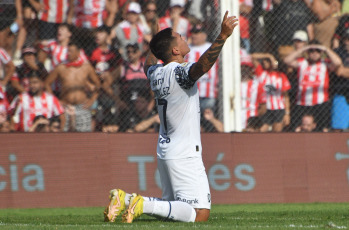 Córdoba, Argentina.- En las fotos tomadas el 18 de febrero del 2024, Instituto vs. Independiente, en la fecha 6 por la Copa de la Liga en el Monumental de Alta Córdoba. Independiente venció por 2-0 a Instituto. Fue Gabriel Neves quien inauguró el marcador al minuto 25 de la primera mitad. Más tarde, en el minuto 31 de la misma etapa, Lucas González aumentó la ventaja, asegurando la victoria de Independiente.