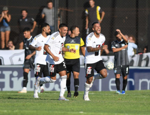 Buenos Aires, Argentina.- En las fotos tomadas el 19 de febrero del 2024, Deportivo Riestra y Atlético Tucumán, se enfrentaron por la sexta fecha de la Copa de la Liga Profesional (LPF) en el estadio del club del Bajo Flores. Deportivo Riestra consiguió su histórico primer triunfo en la Copa de la Liga Profesional al vencer 1-0 a Atlético Tucumán, con el gol de su capitán Milton Céliz, su rival, aún no ganó en lo que va del torneo.